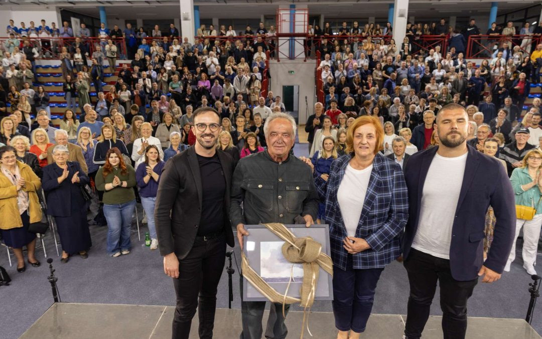 Prepuna dvorana Lenije na humanitarnoj izvedbi predstave “Dimnjačar”